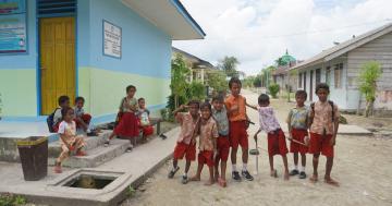 Look there's a camera! Let's Pose!