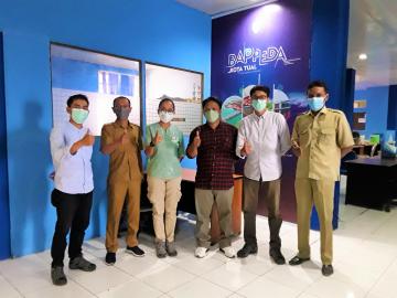 Tim NZMATES dan staff dinas ESDM berfoto bersama aparatus BAPPEDA Tual 