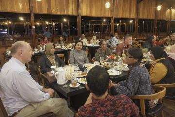 Ambassador Austin meets with alumni of the New Zealand government's scholarship programme.