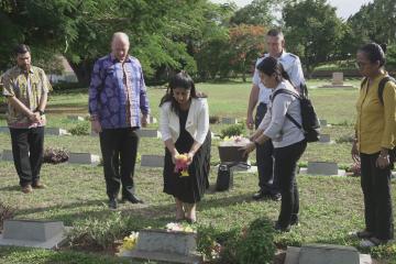 Ambassador Jonathan Austin and Embassy staff visit the grave of New Zealand signalman Jeffrey Michael Grave Morris, at the Commonwealth War Cemetery in Ambon.