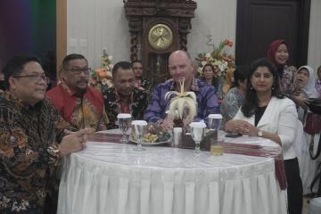 New Zealand Ambassador Dr. Jonathan Austin, Development Counsellor Sumi Subramaniam, and Indonesia's Deputy Minister for Development Funding, Dr. Ir. Lenoard VH. Tampubolon, MA enjoy dinner at the residence of Maluku's Governor, Irjen. Pol. (Purn) Drs. Murad Ismail, SH