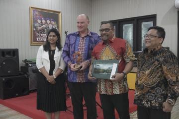 The New Zealand Embassy delegation exchange gifts with the Governor of Maluku.