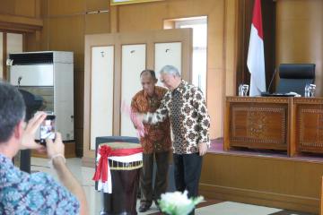 New Zealand Ambassador sound the Tifa drum to officially kick off the NZMATES programme.