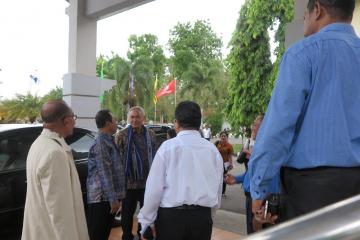 Ambassador Dr. Trevor Matheson and Rector Prof. Dr. Marthinus Saptenno arrive at the lecture venue.
