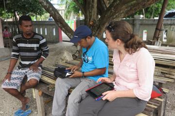 Community Engagement Officer NZMATES bertemu dengan perwakilan dari sekolah setempat dan institusi publik lainnya untuk mengetahui kebutuhan energi penduduk desa